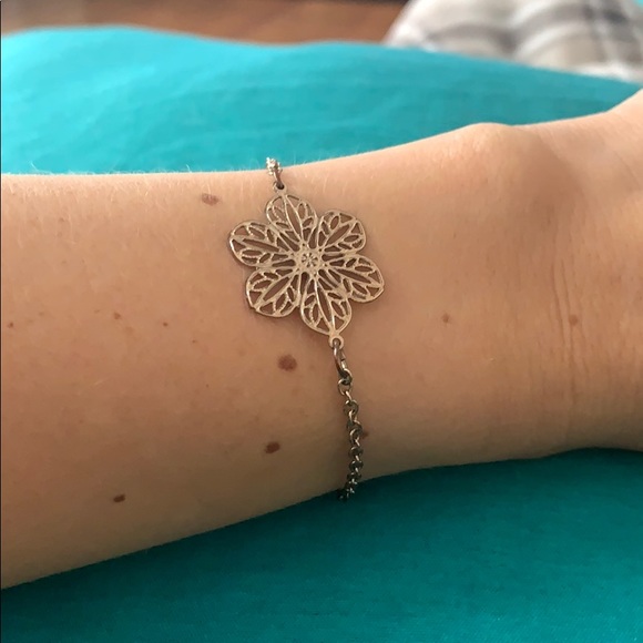 Jewelry - Gold flower bracelet
